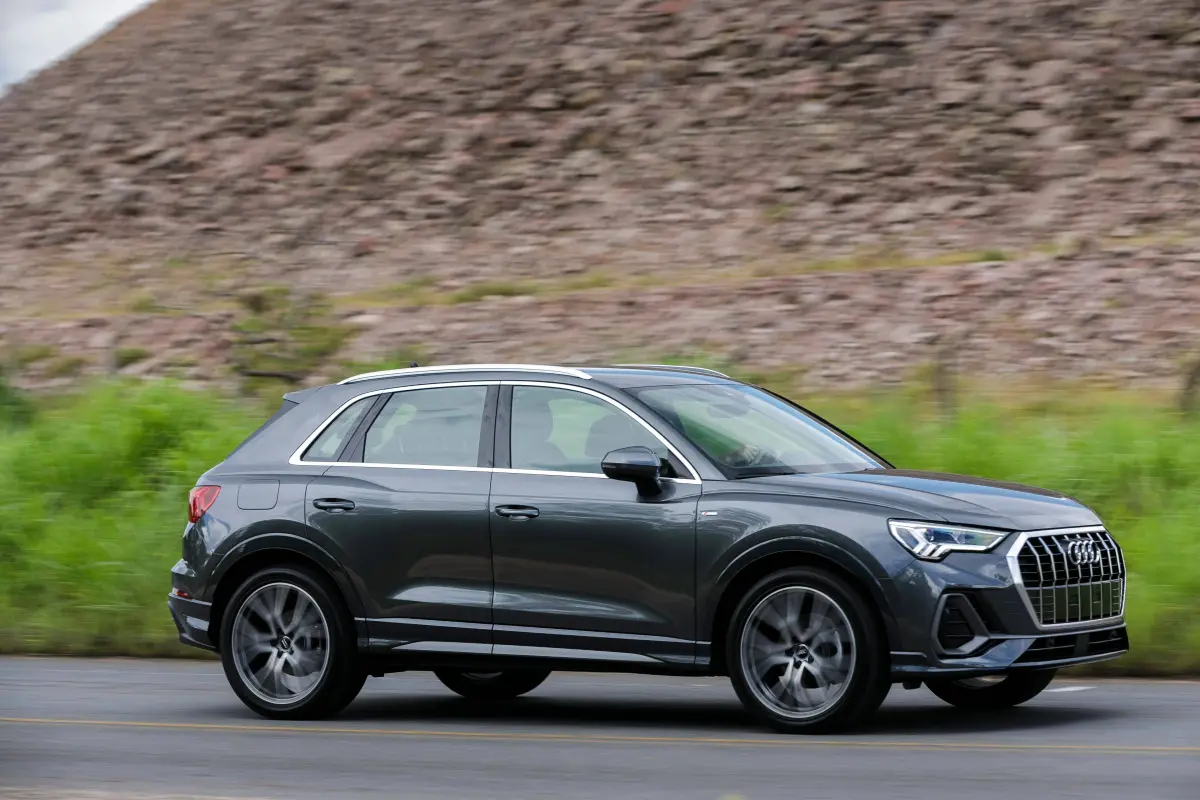 Audi Q3 (F3) — SUV compacto importado.