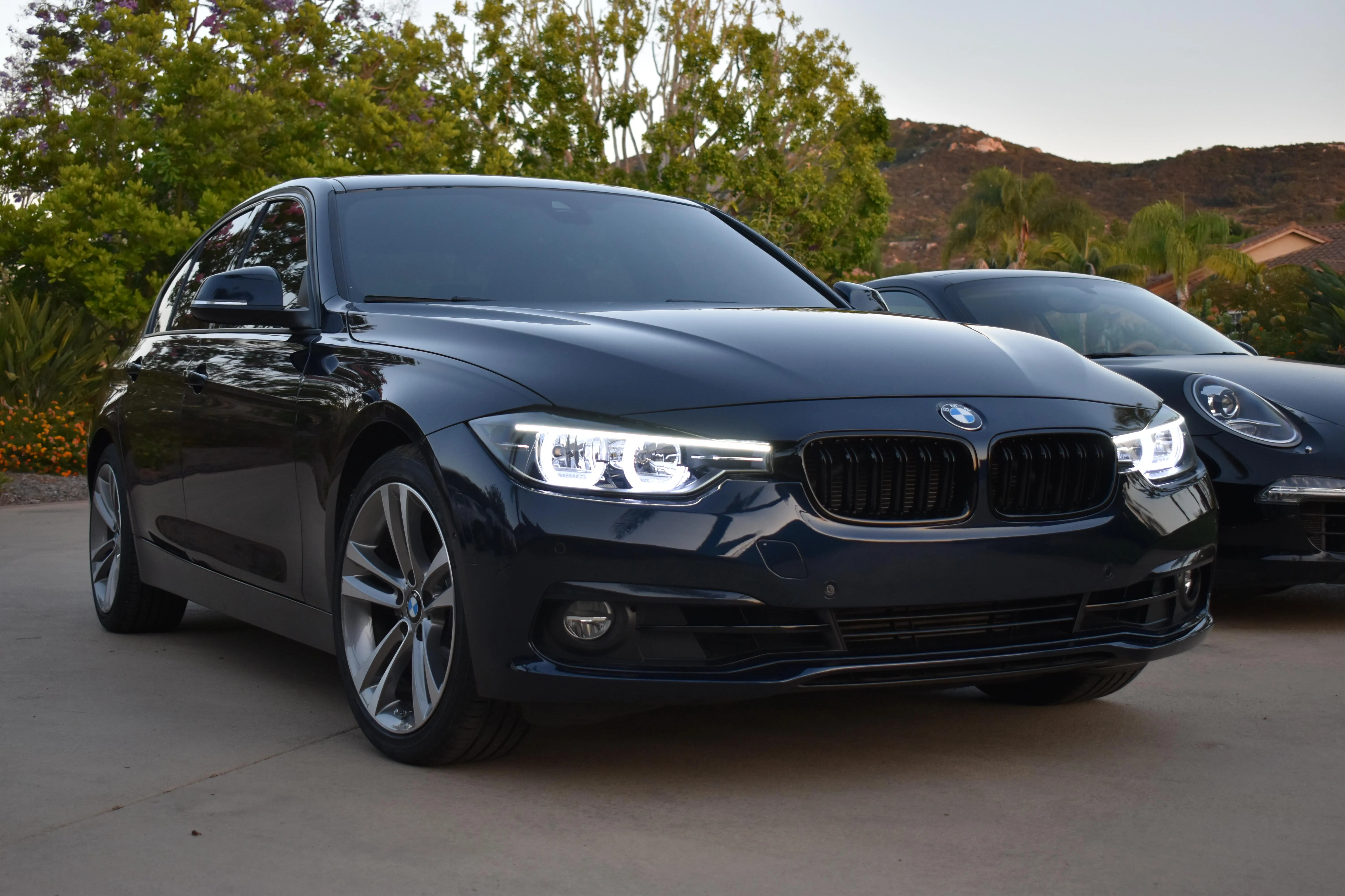BMW 328i — sedan esportivo importado.