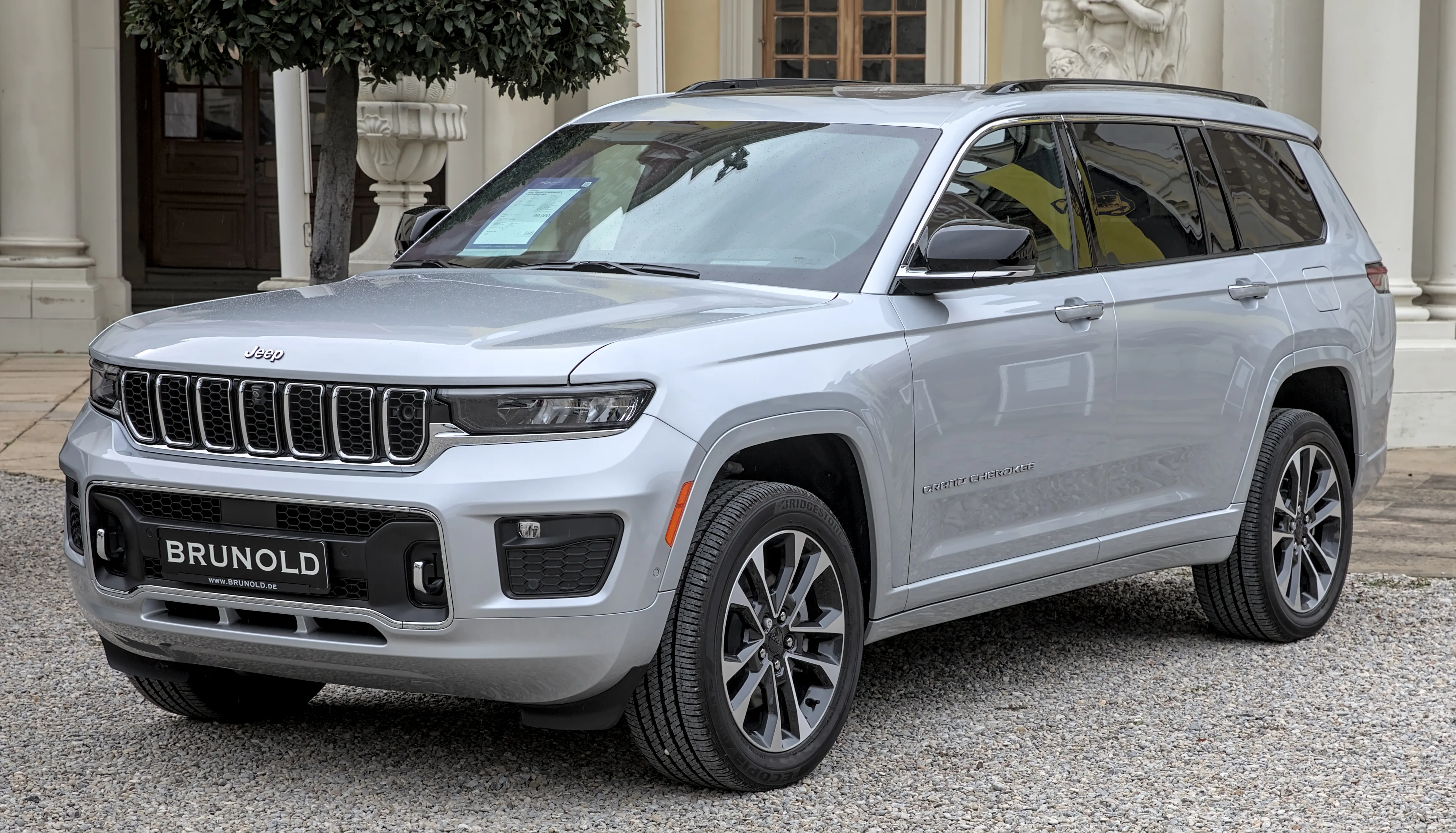 Jeep Grand Cherokee — SUV grande importado.