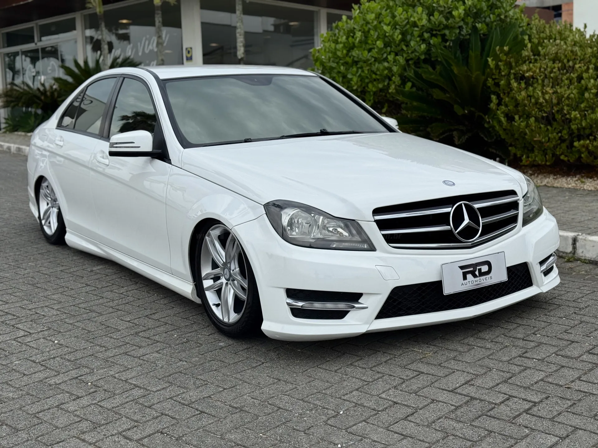 Mercedes-Benz C180 — sedan premium importado.