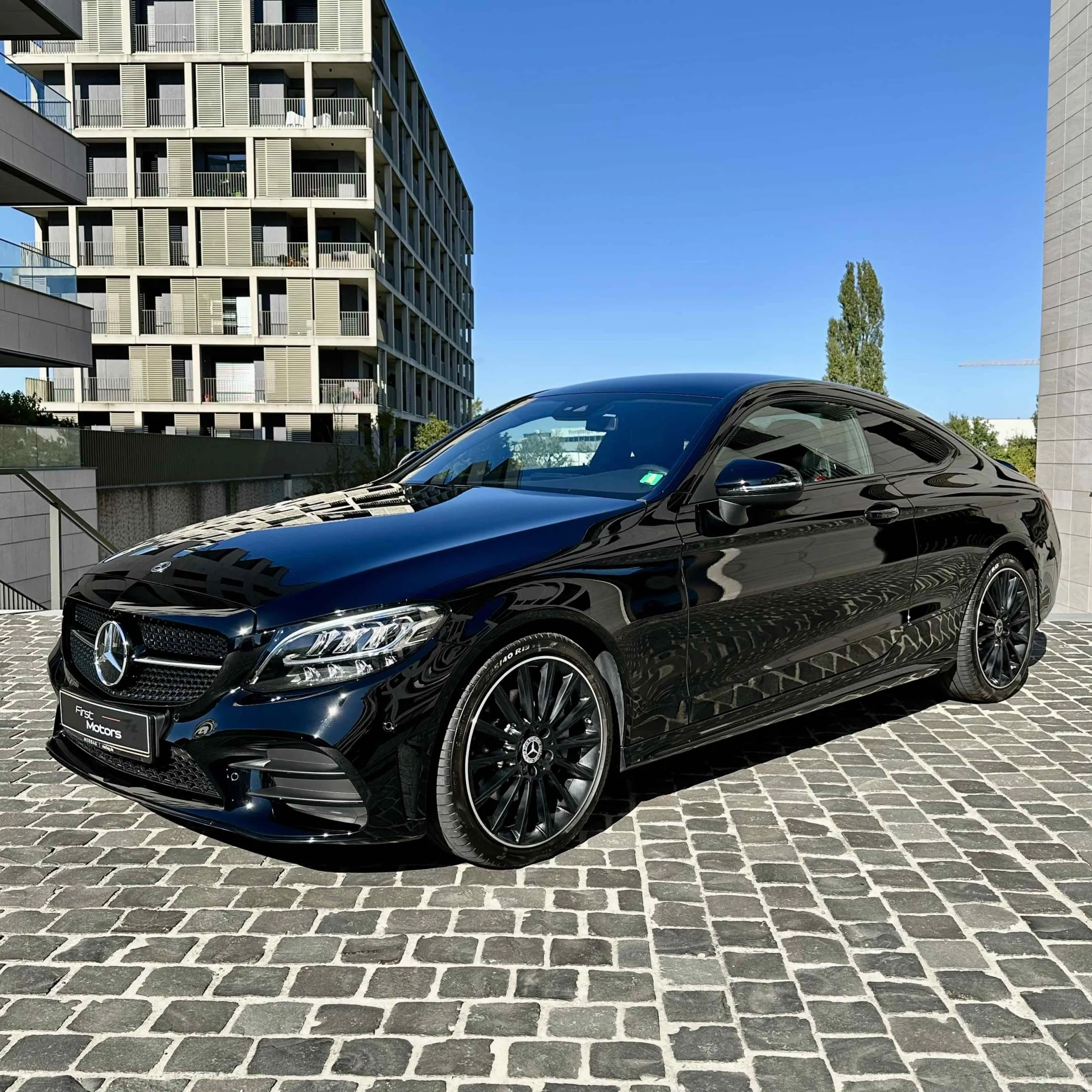Mercedes-Benz C200 Avantgarde (W206) — sedan premium importado.