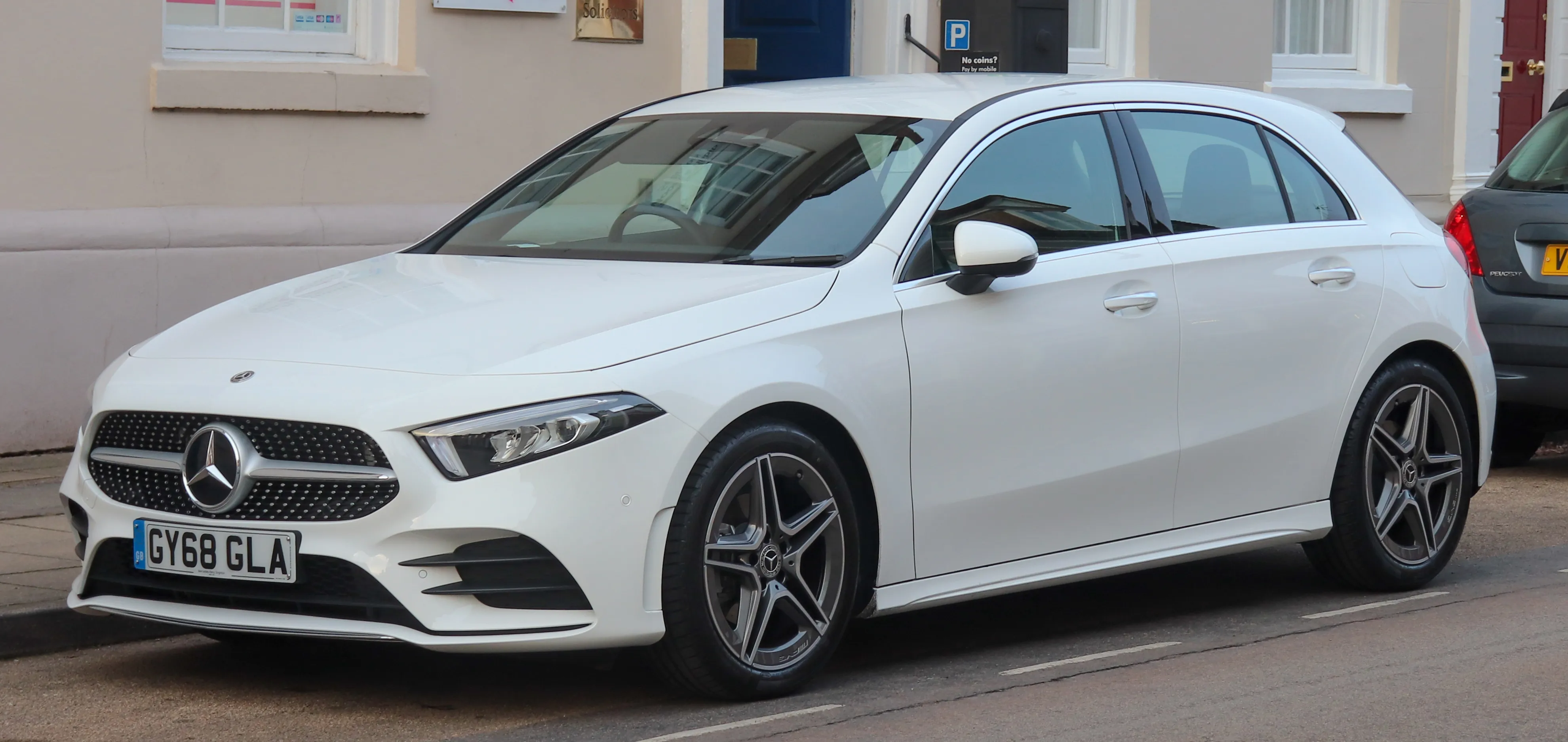 Mercedes-Benz Classe A — hatch premium importado.