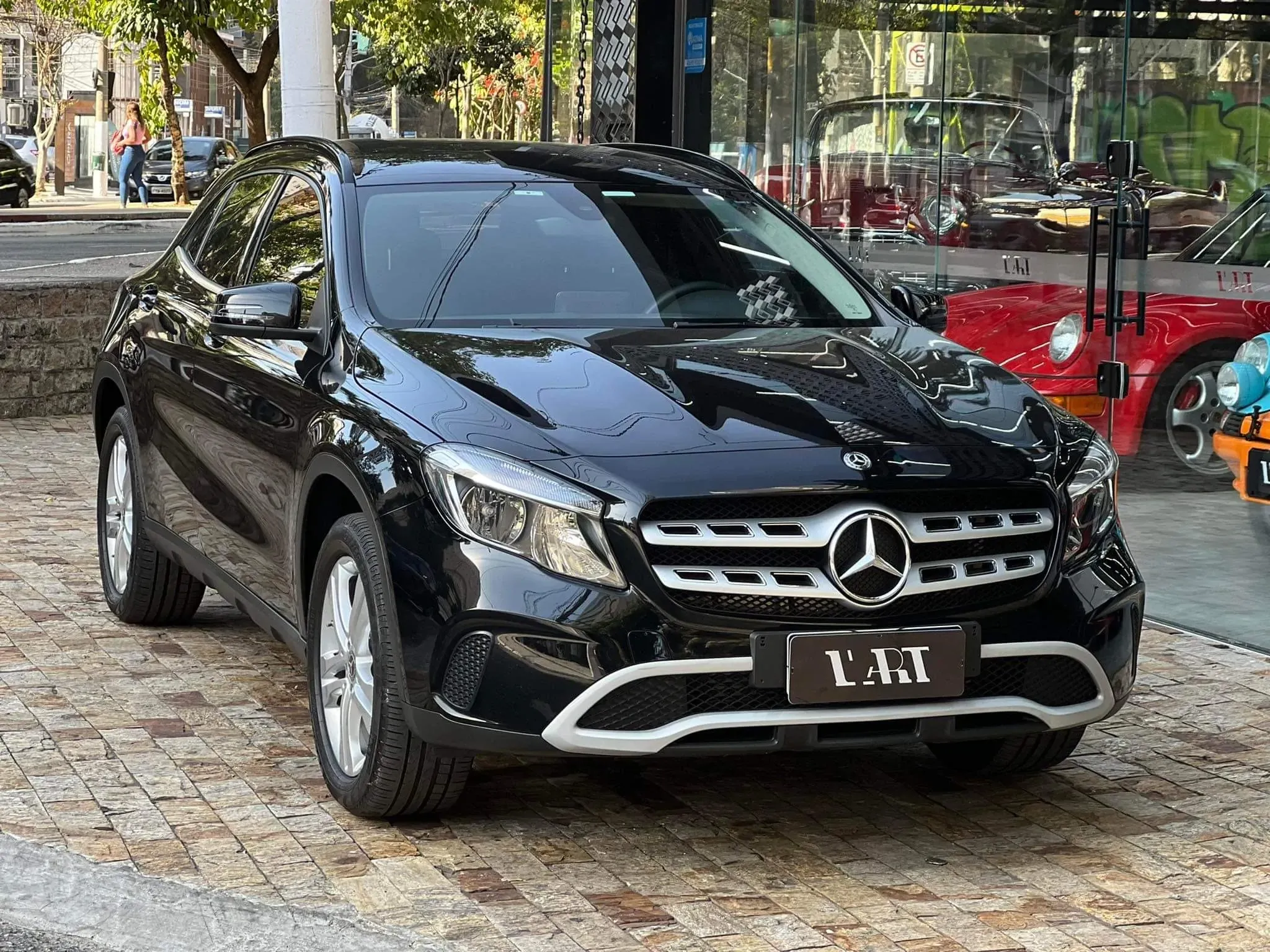 Mercedes-Benz GLA 200 — SUV compacto premium importado.
