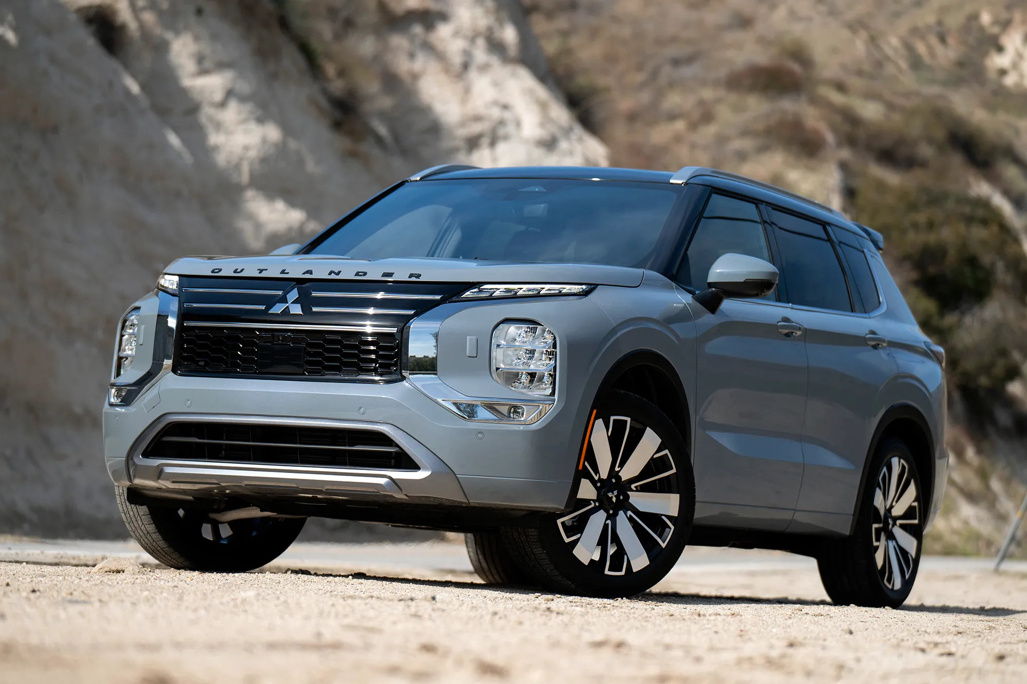 Mitsubishi Outlander — SUV importado.