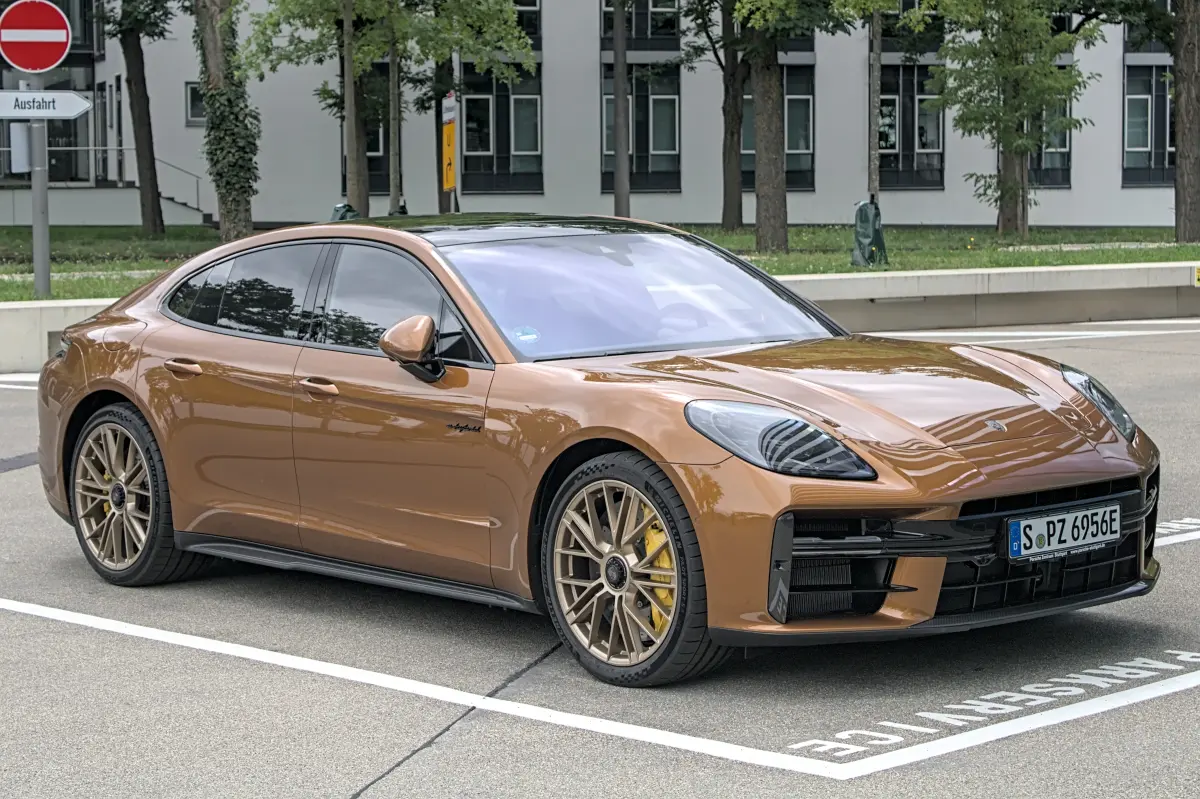 Porsche Panamera — sedan premium importado.