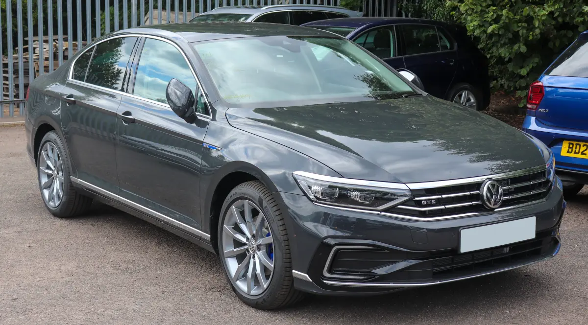 Volkswagen Passat — sedan importado.