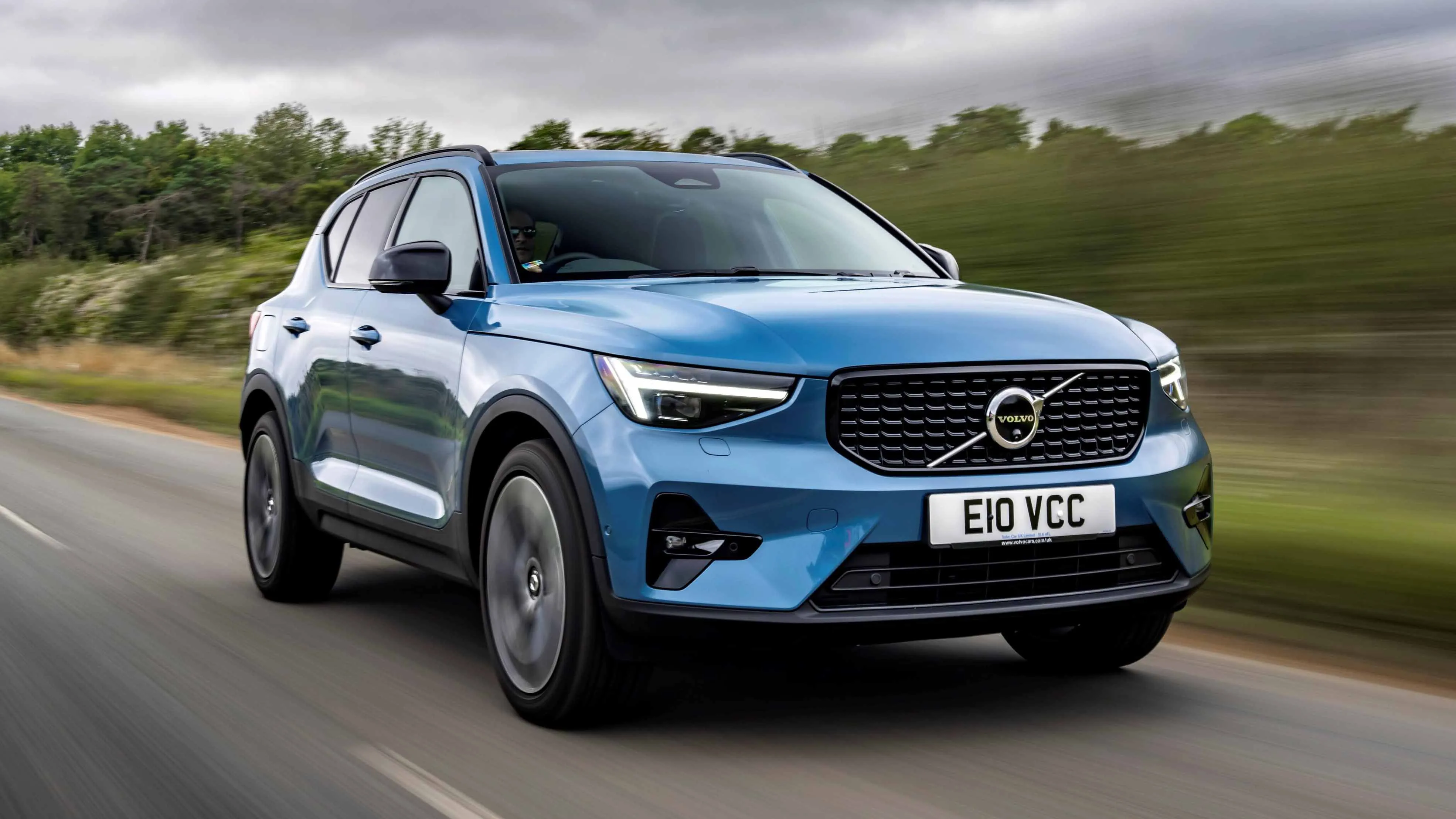 Volvo XC40 — SUV compacto sueco importado.