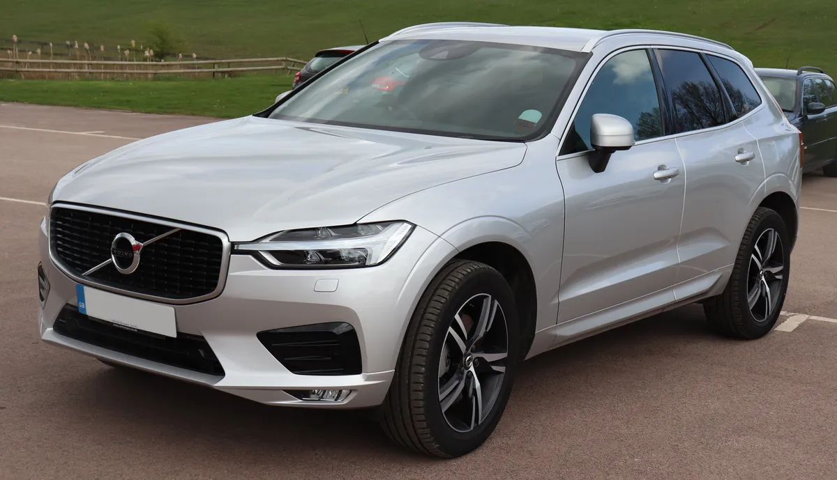 Volvo XC60 R-Design — SUV médio sueco importado.